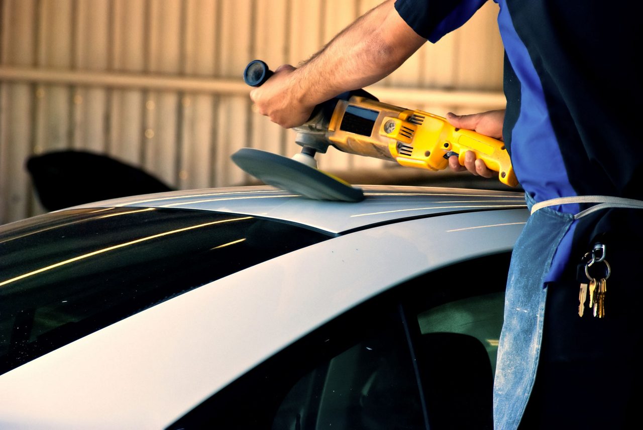 Cuidados com o branco sendo polido usando uma máquina de polimento de carro