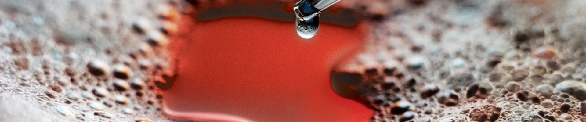 Conta-gotas gotejando antiespumante de silicone em líquido