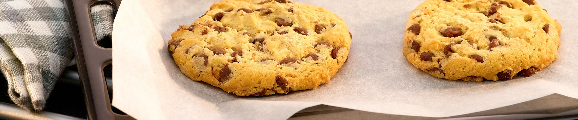  Cookies em folha de cookie forrada com papel vegetal