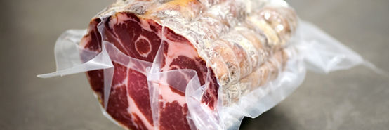 Rolo de carne suína curada a ar na mesa