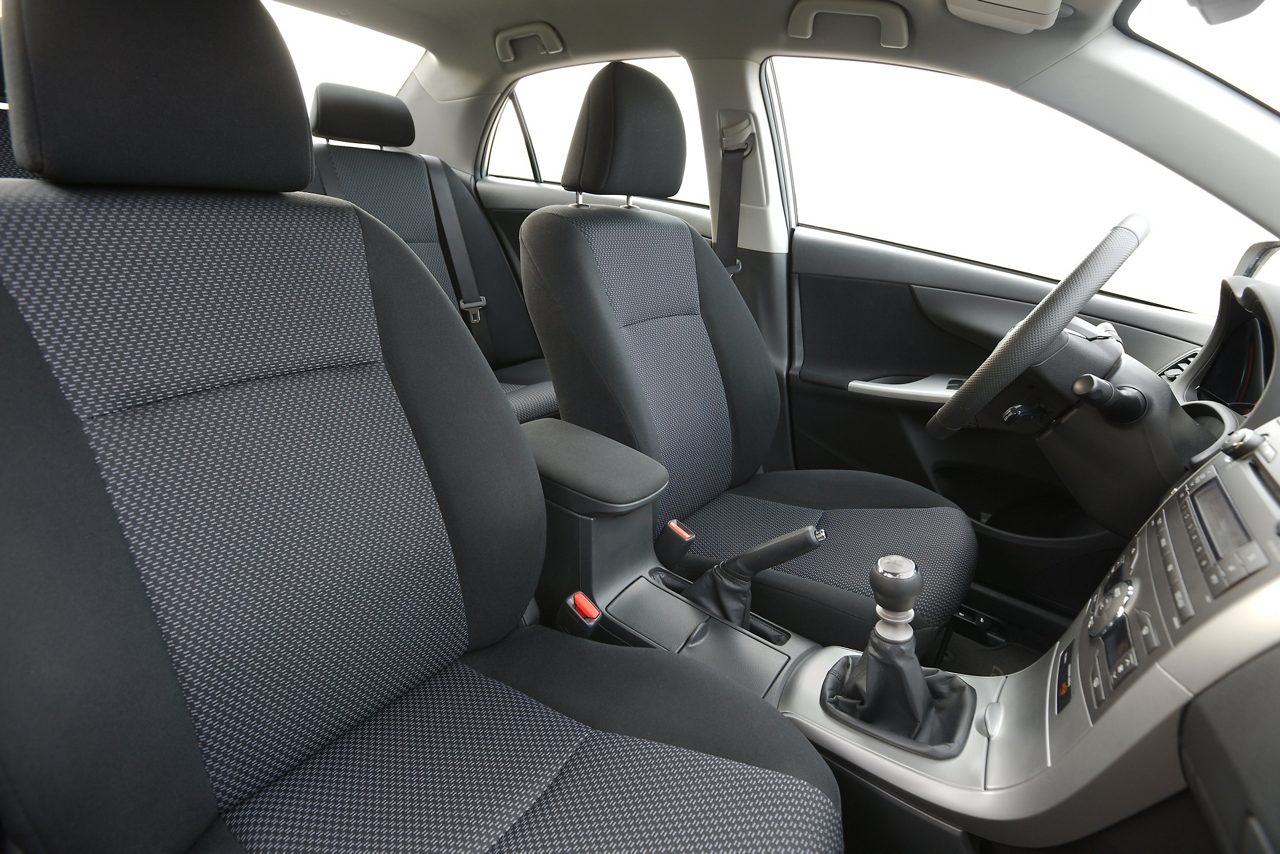 Interior de automóvil negro con asientos de espuma