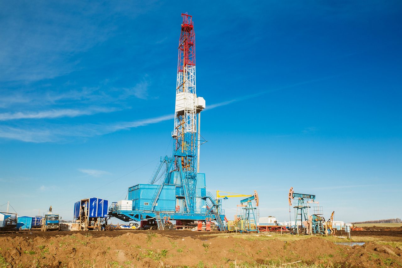 tierra en tierra firme plataforma de perforación petrolera cielo azul