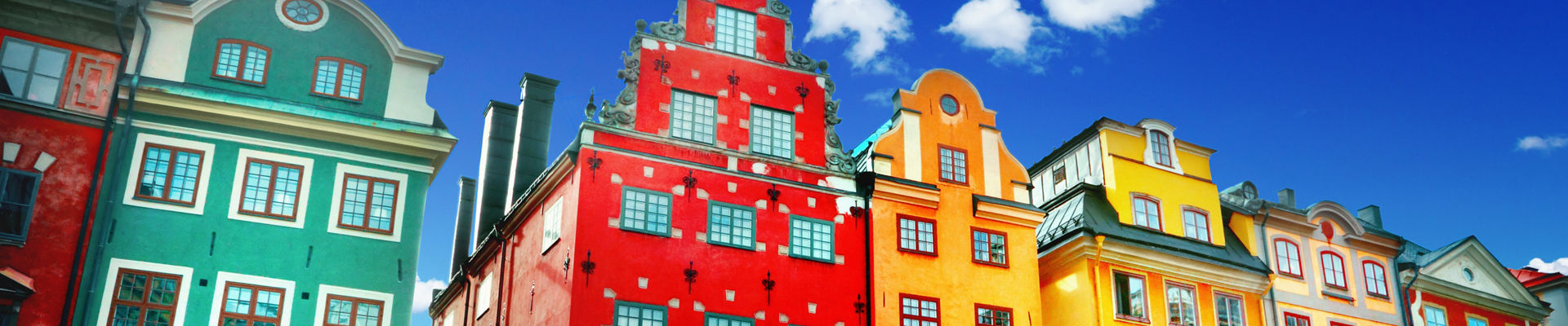 Coloridos frentes de edificios en calles históricas