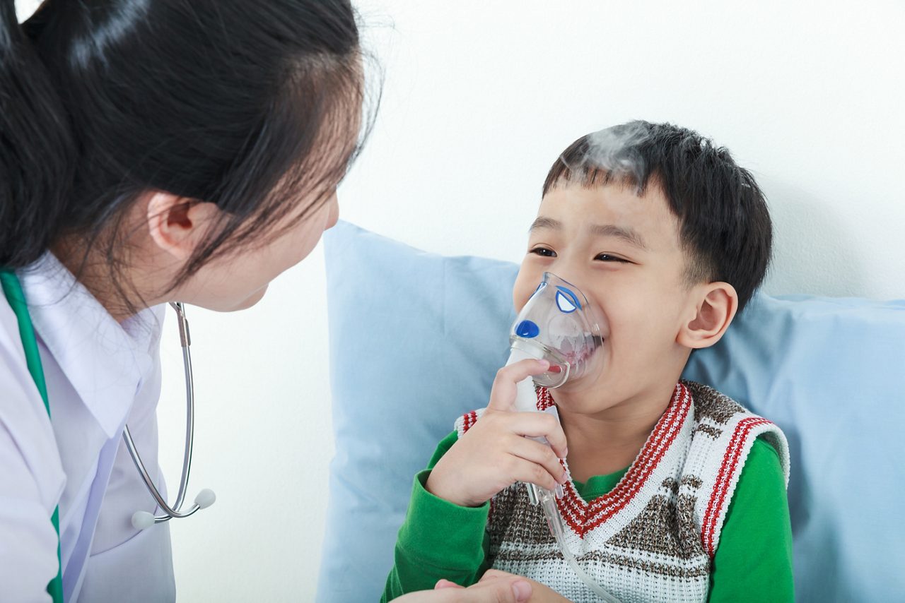 Criança recebendo tratamento para asma