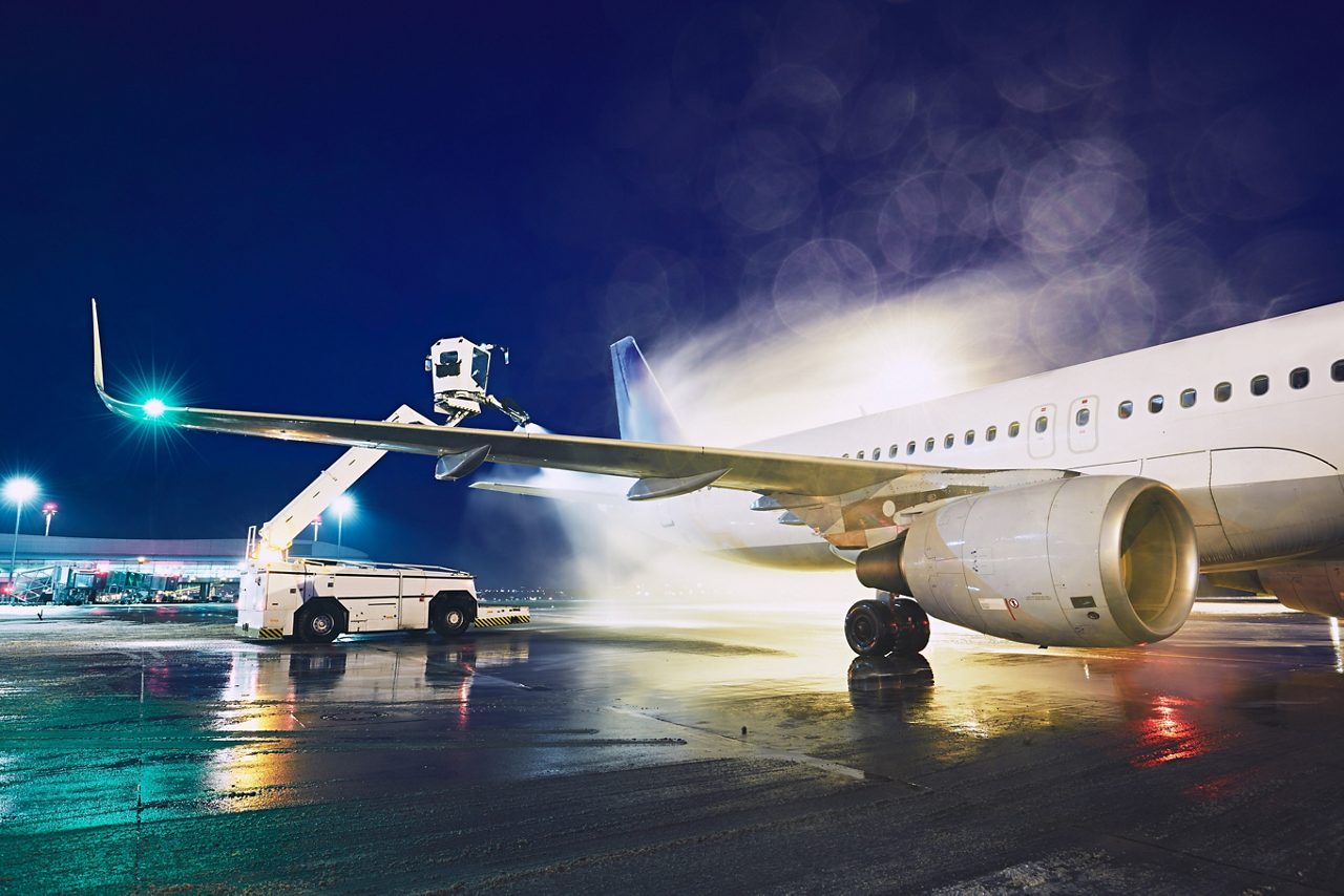 Avión deshielo antes del vuelo por la noche