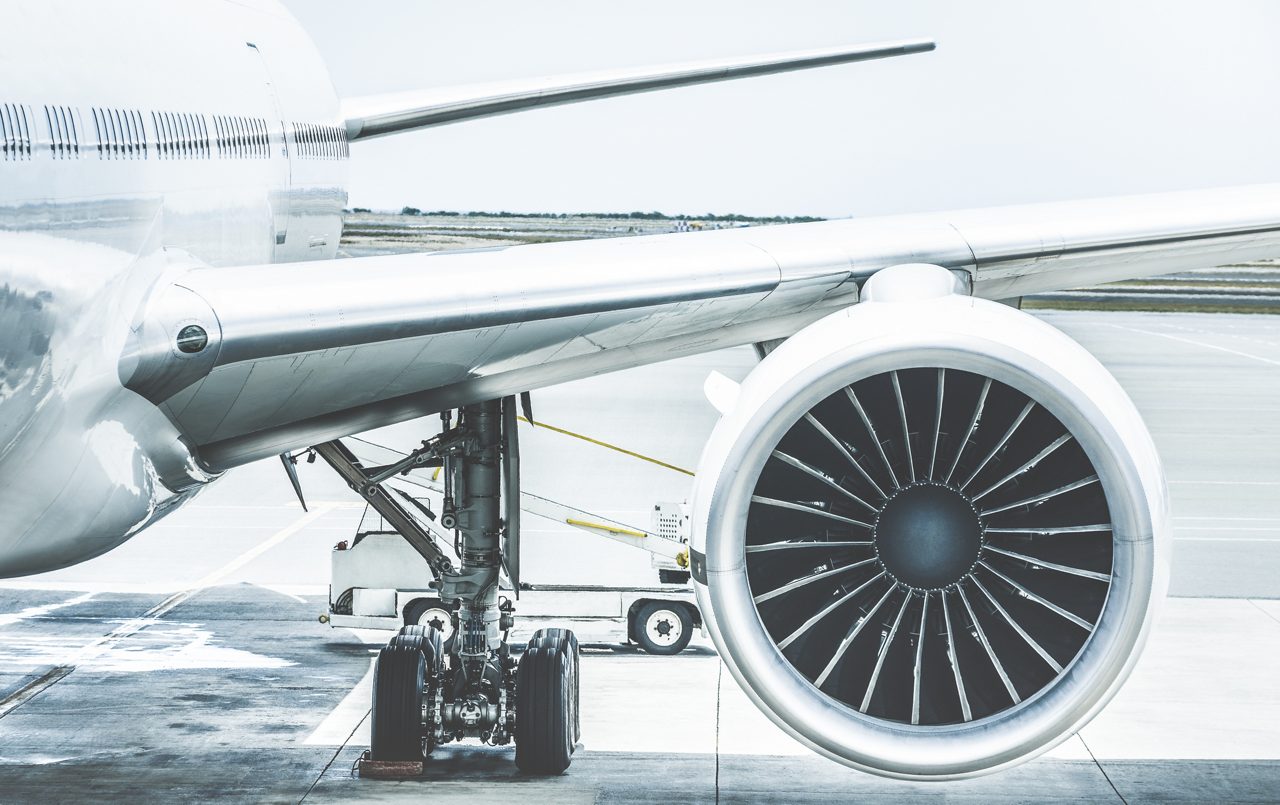 Ala del motor del avión en la puerta de la terminal