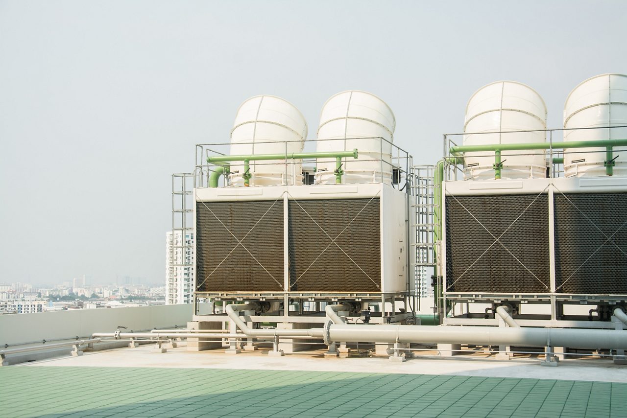 屋上に設置された空調システム用水冷装置