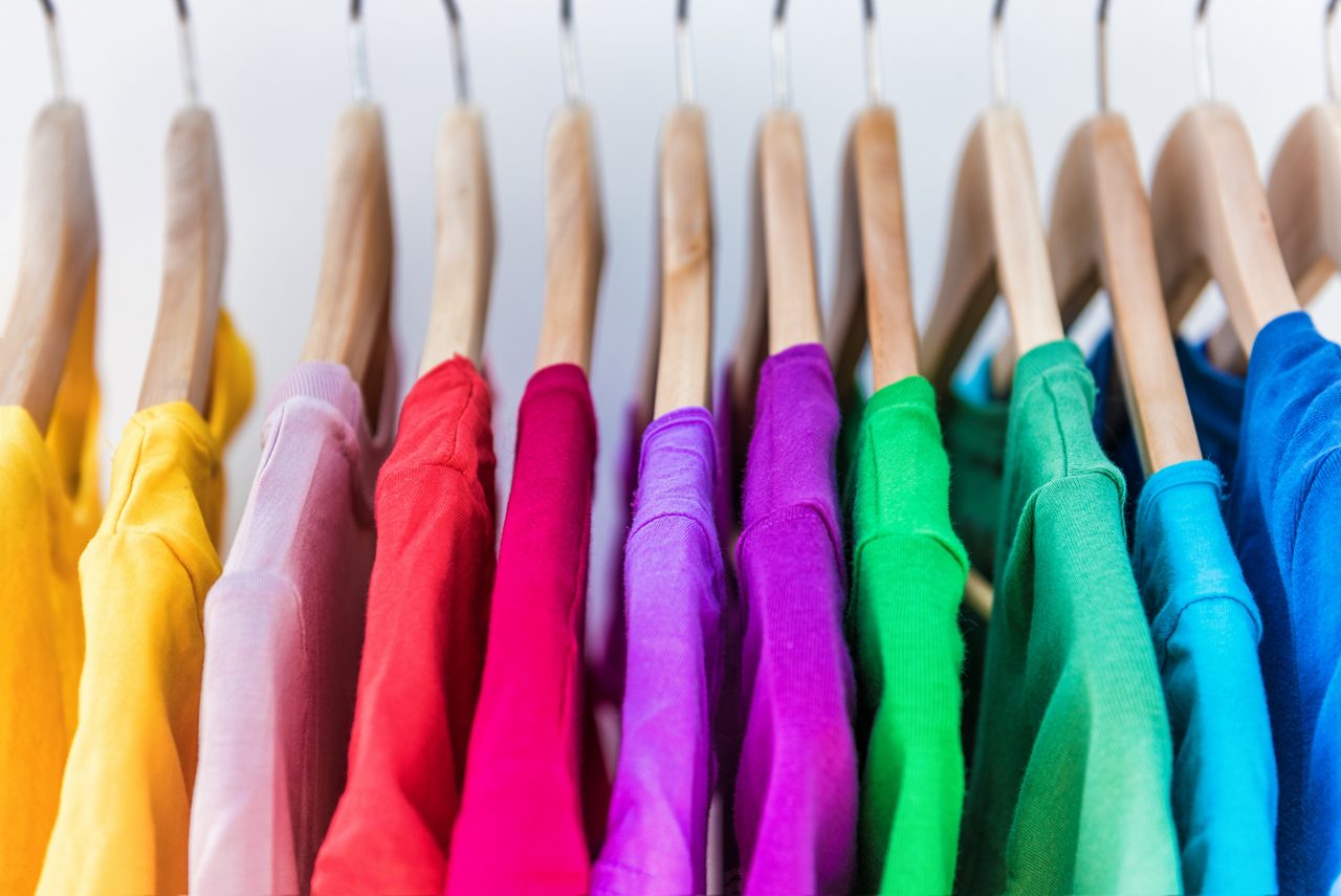 服装架上的时尚服装 - 色彩鲜亮的彩色衣柜