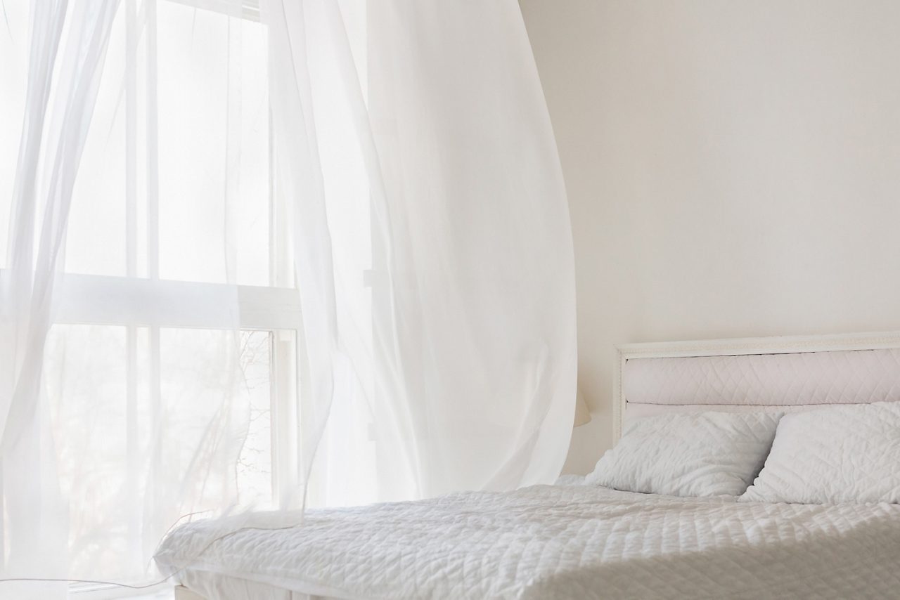 추상적인 흰색 침실 아파트