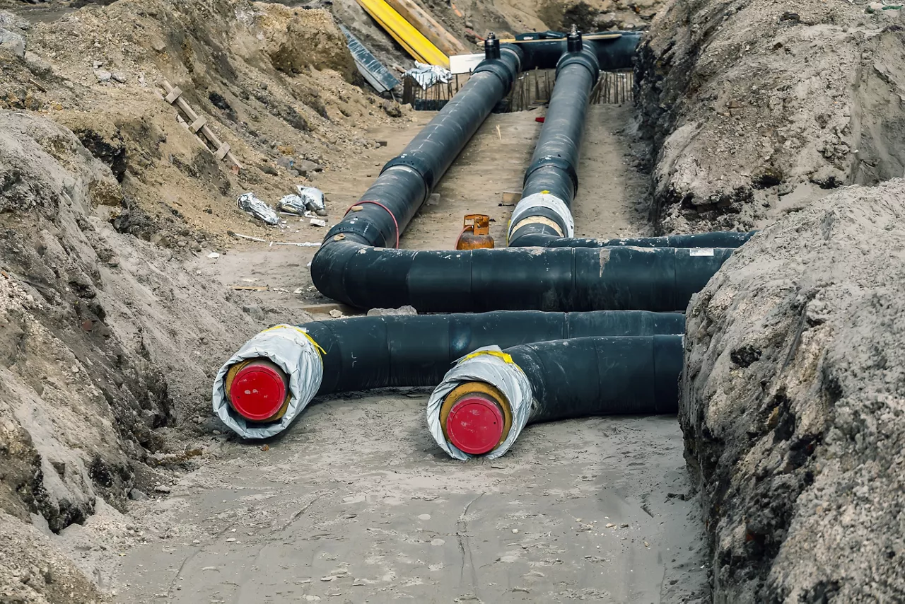 Installing district heating pipes