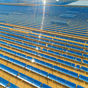 Vista aérea de una granja solar que produce energía solar renovable limpia en California, paisaje industrial 