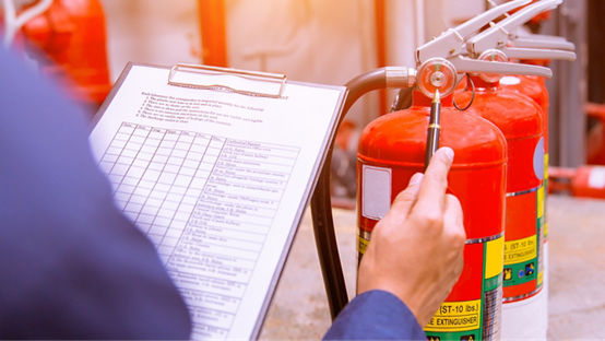 Ingeniero revisando el sistema de control de incendios industrial