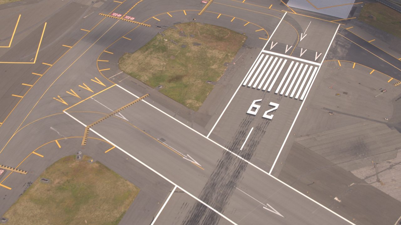 Marcas de superficie y vuelo del pavimento en una pista vacía