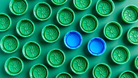 병의 플라스틱 녹색 뚜껑과 2개의 파란색 뚜껑 