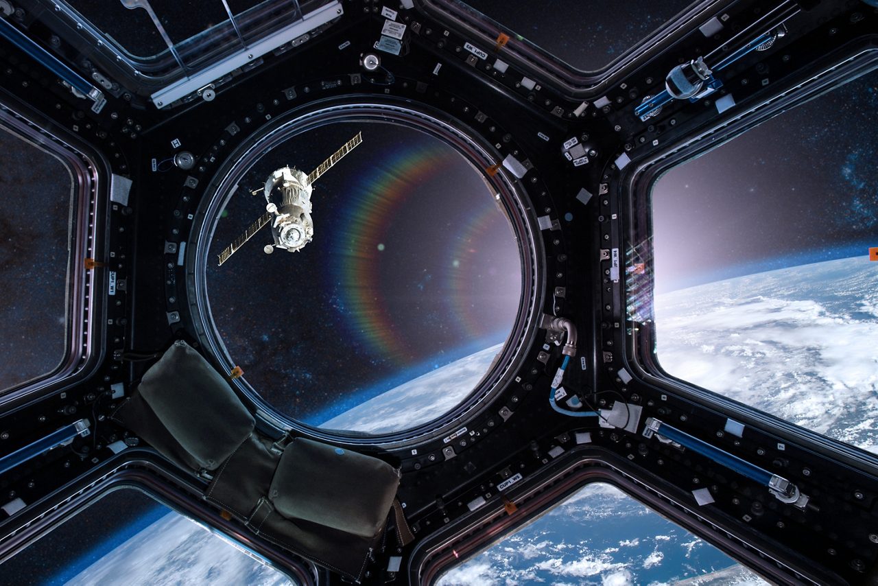 Vista desde un ojo de buey de una estación espacial en la Tierra