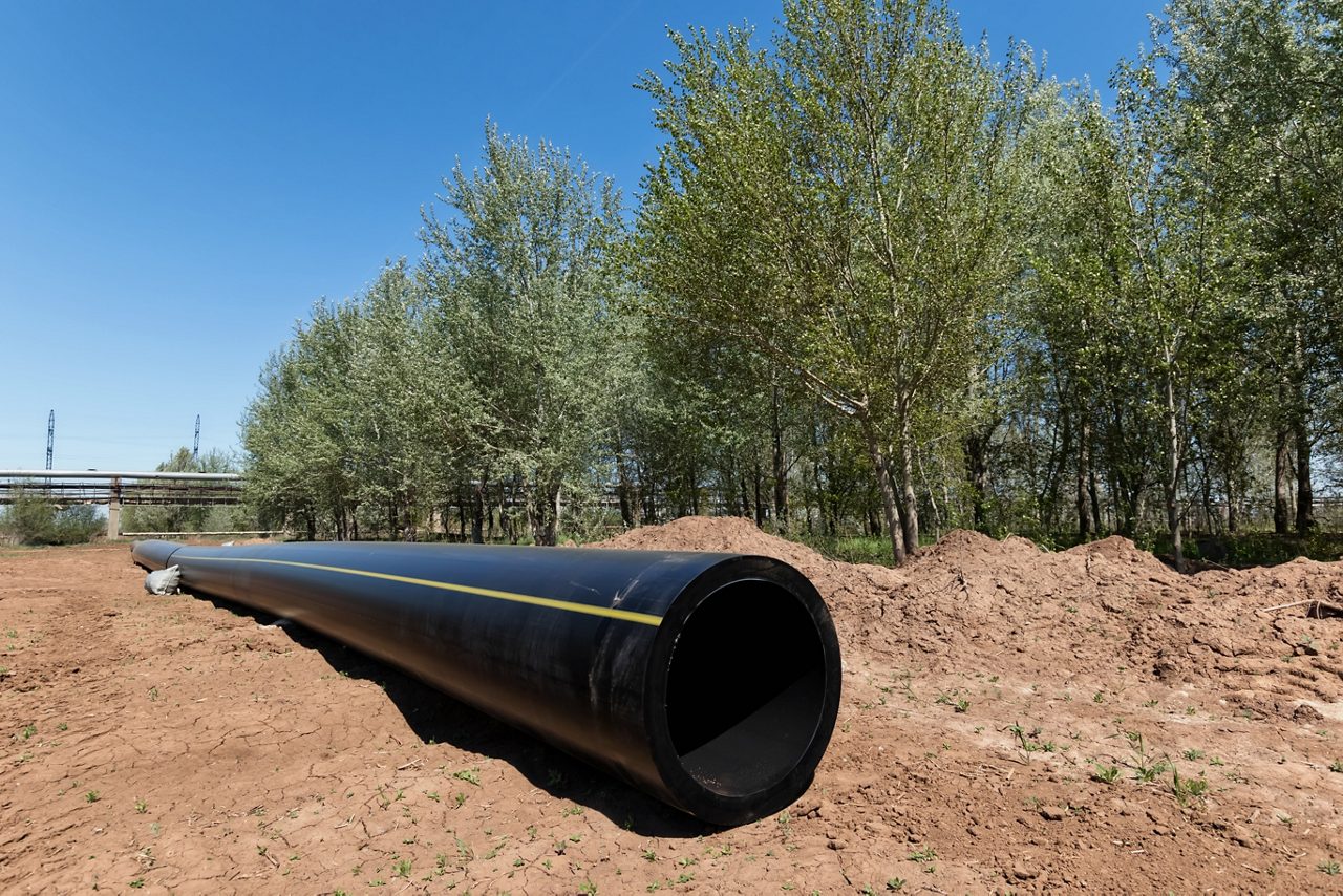 Installation works on replacement of oil refinery steel pipelines with thick-walled pipes made of polymeric materials