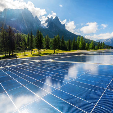 国家景观中的太阳能电池板，与阳光天空和山脉形成对比 
