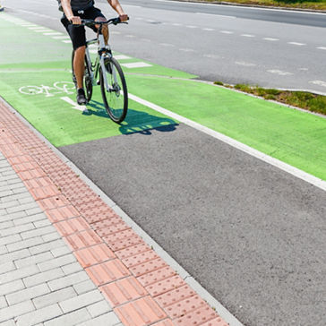 Carril verde para bicicletas en Europa, concepto de ciclovía