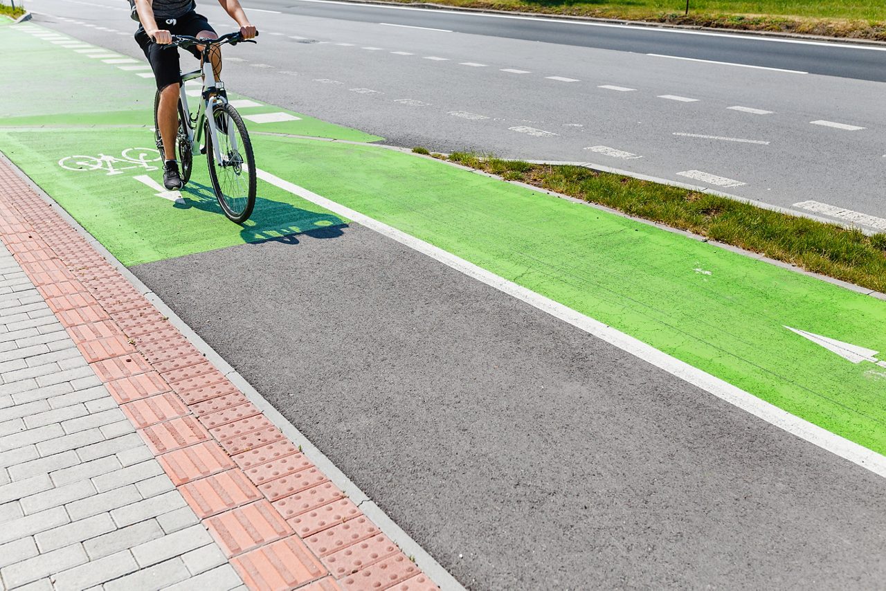 Primer plano de un viajero en un carril para bicicletas