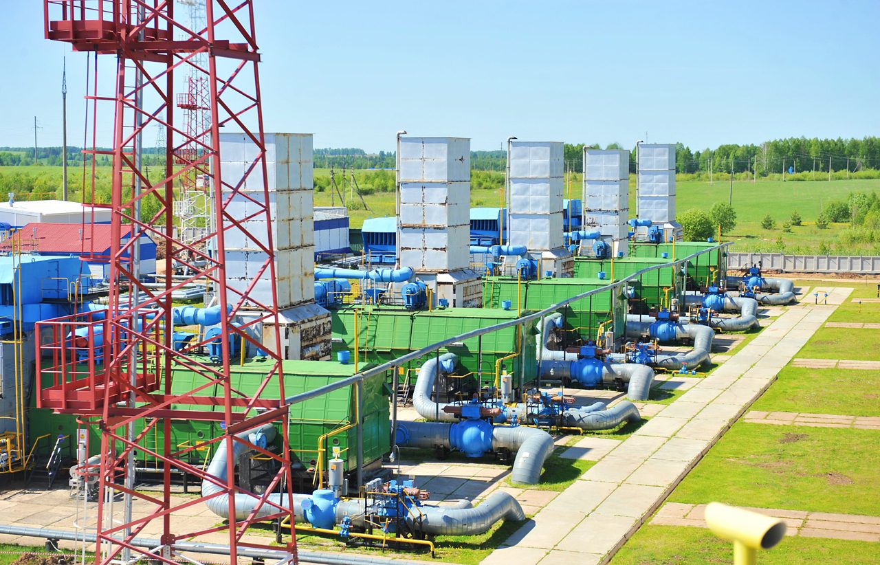 Planta de transmisión de petróleo y gas en el campo