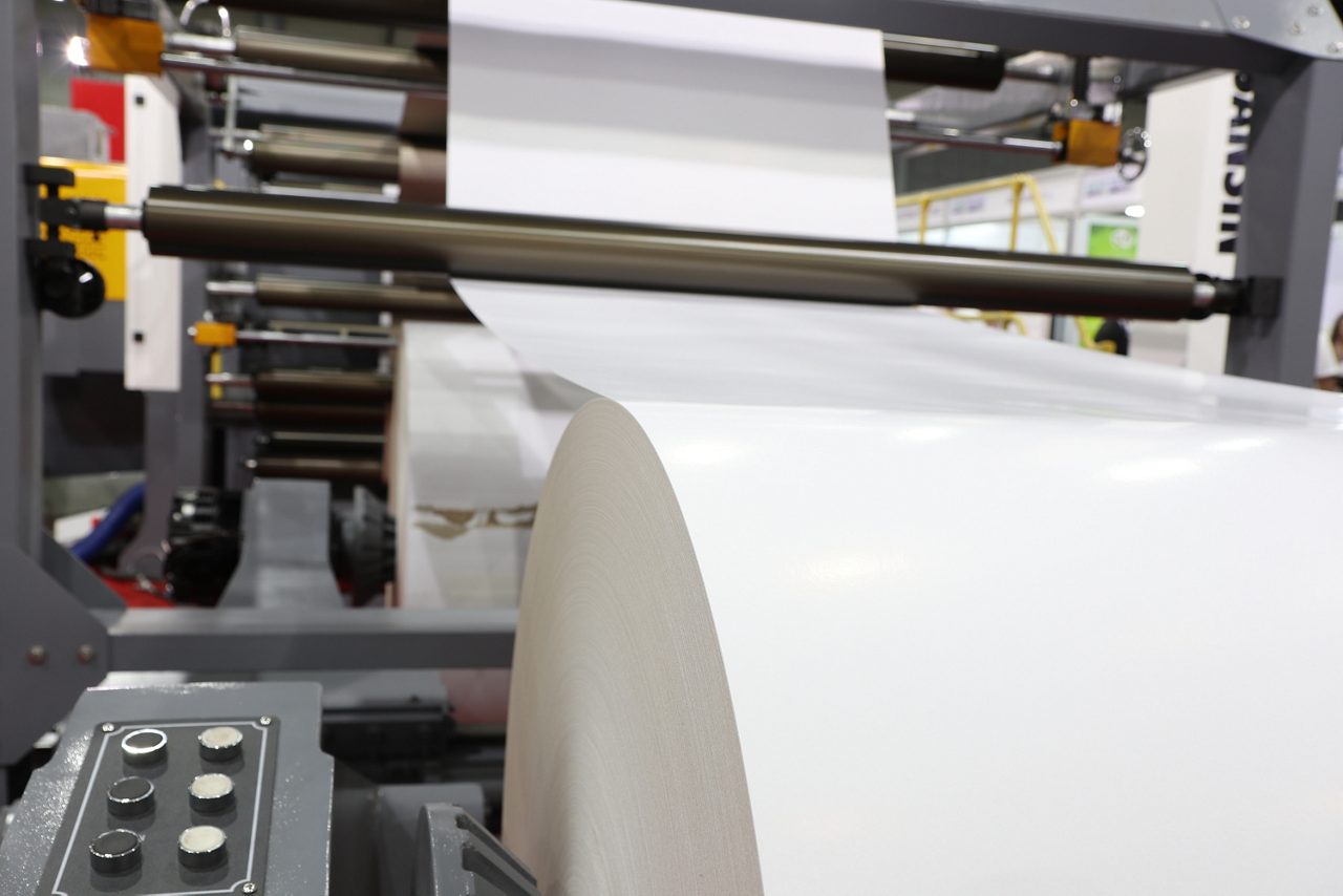 Máquina de corte de papel moderna