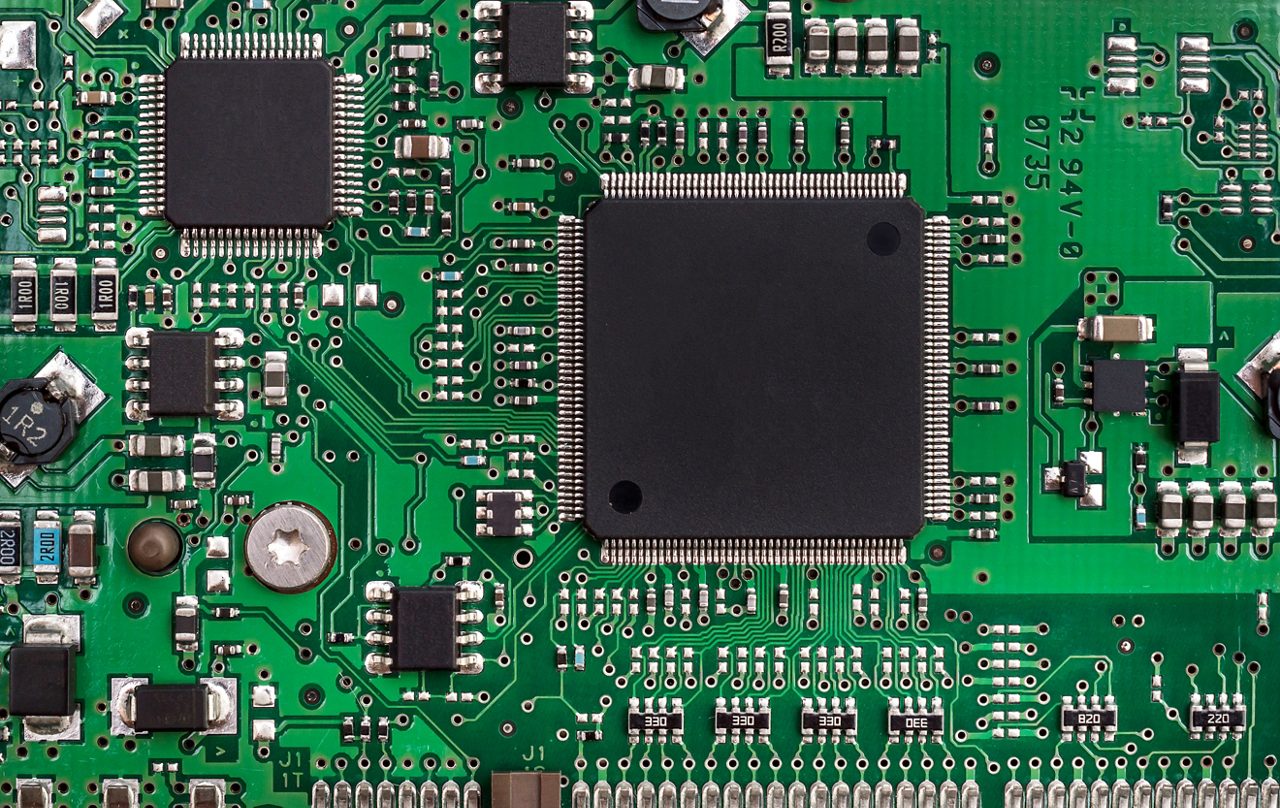 Imagem de close-up da placa de circuito e seus componentes
