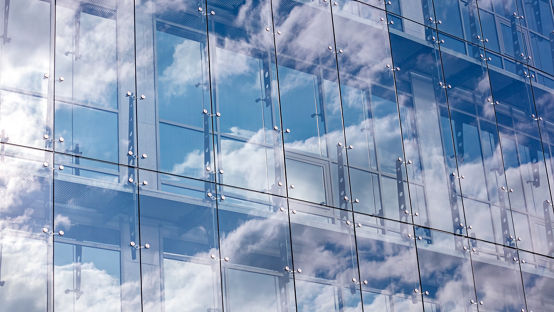 pared de vidrio transparente del moderno edificio de oficinas