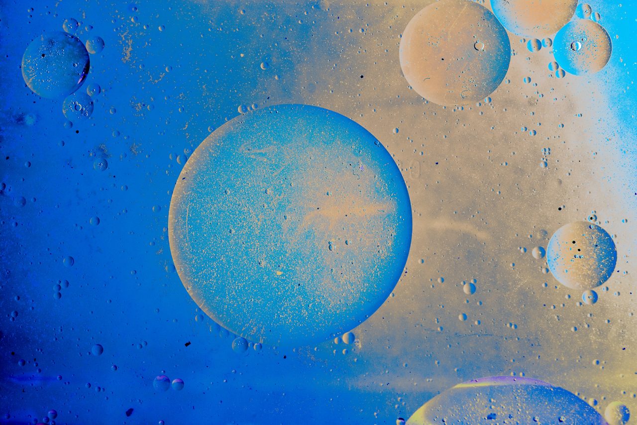 Oil bubbles inside water base form patterns