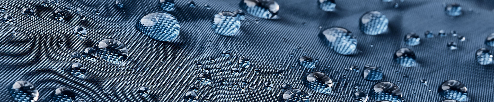 gotículas de água em tecido azul impermeável 