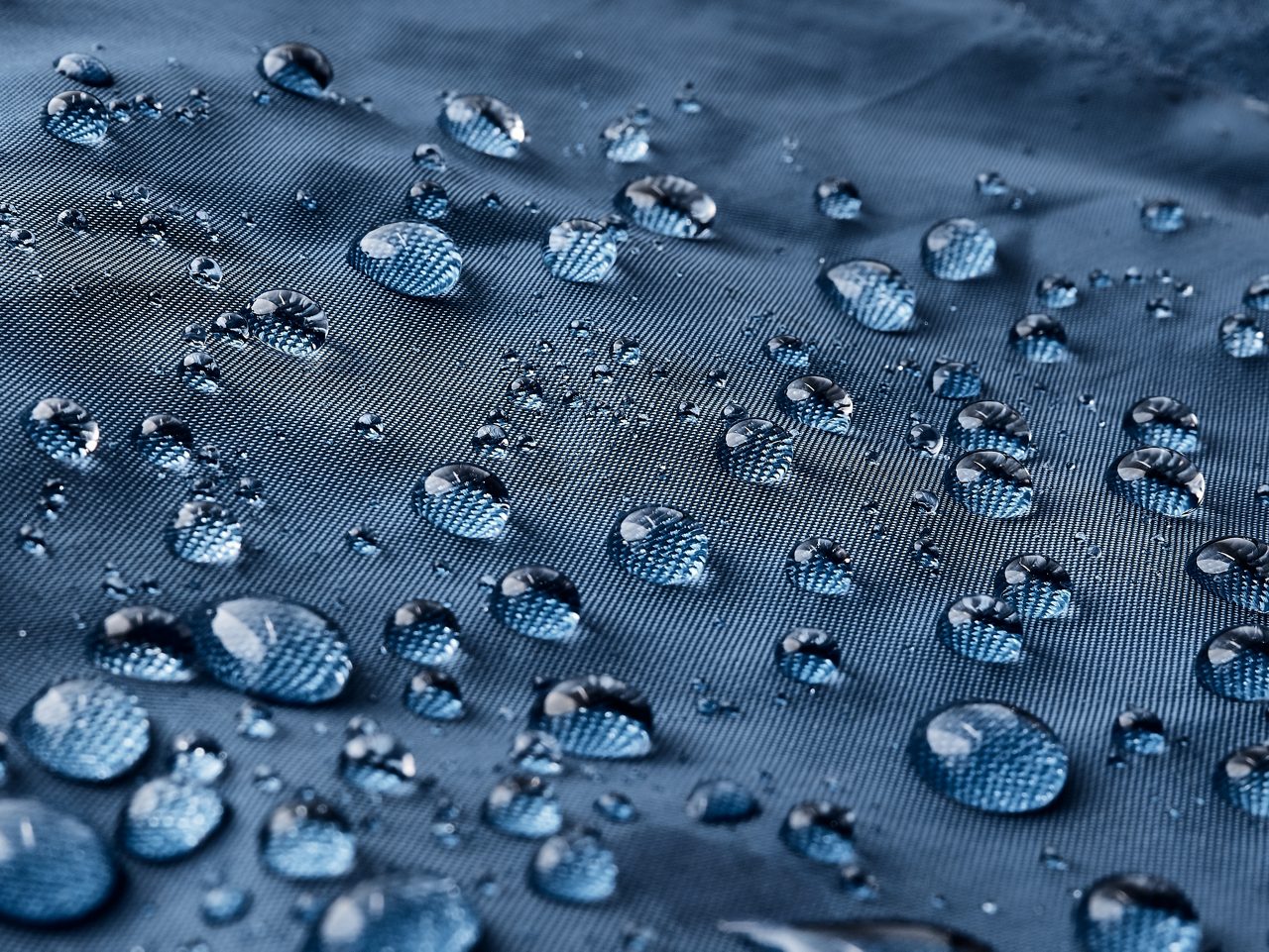 撥水性ブルー生地の水滴 