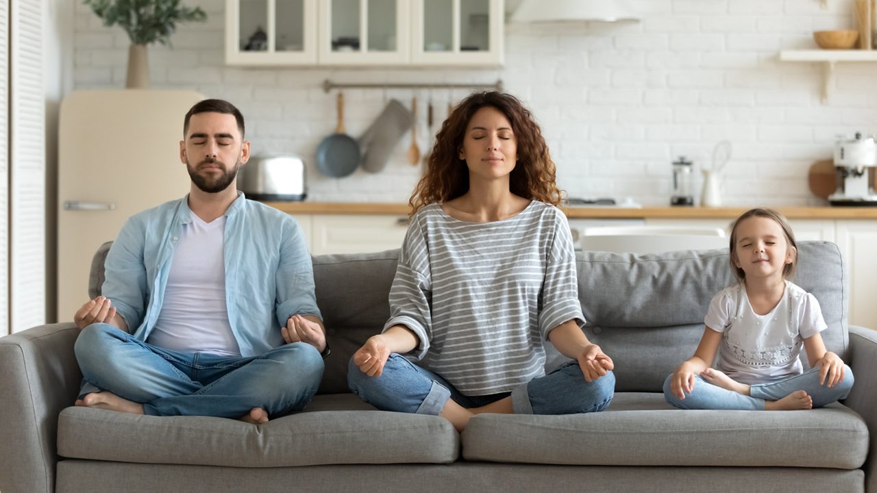 Meditação em família no sofá