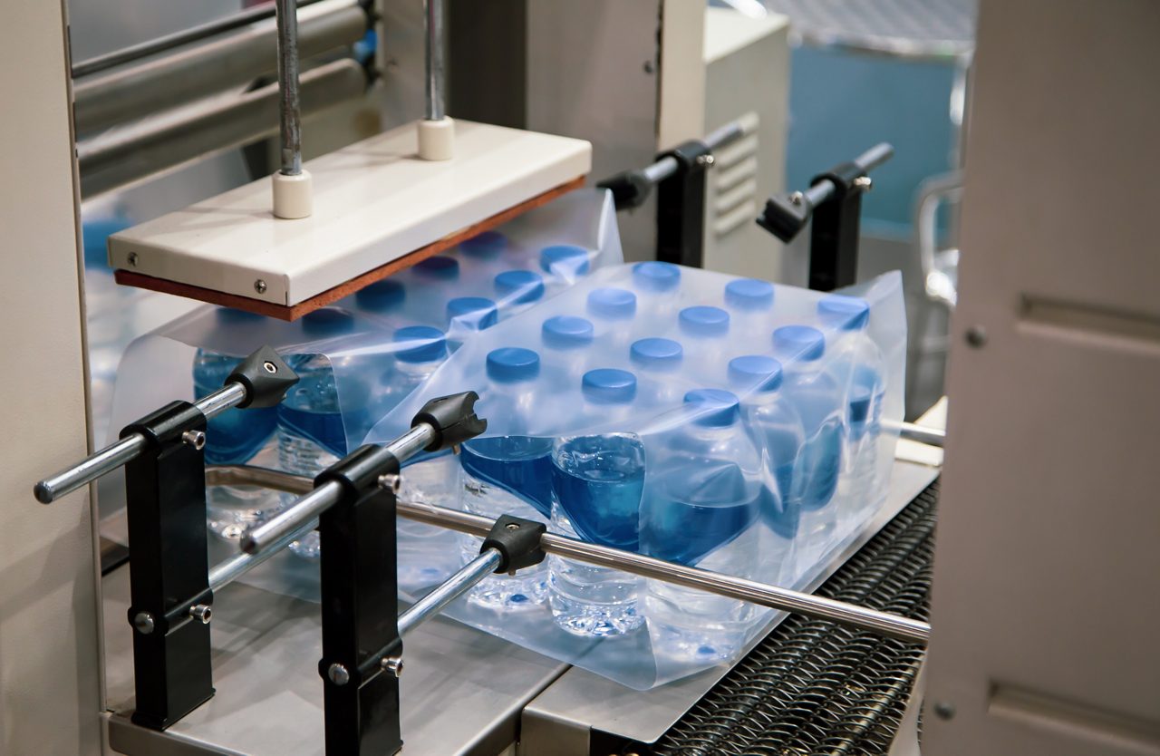 Shrink film wrapping machine for bottle of water