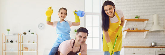 Família feliz limpa o quarto em casa