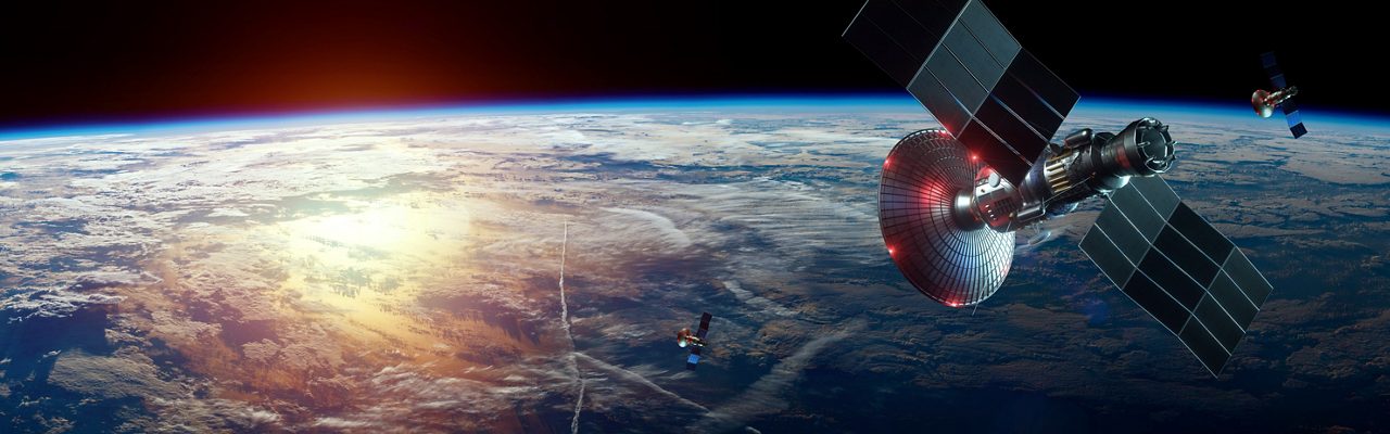 Satélite espacial com antena e painéis solares no espaço