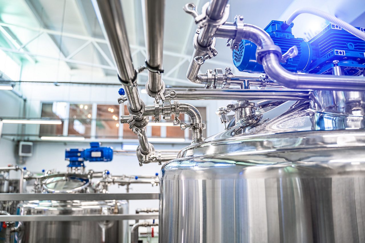 Interior de la fábrica de lácteos con tanque de fermentación