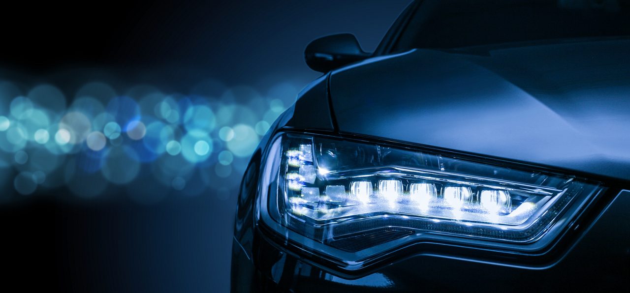 Carro dianteiro com faróis LED acesos