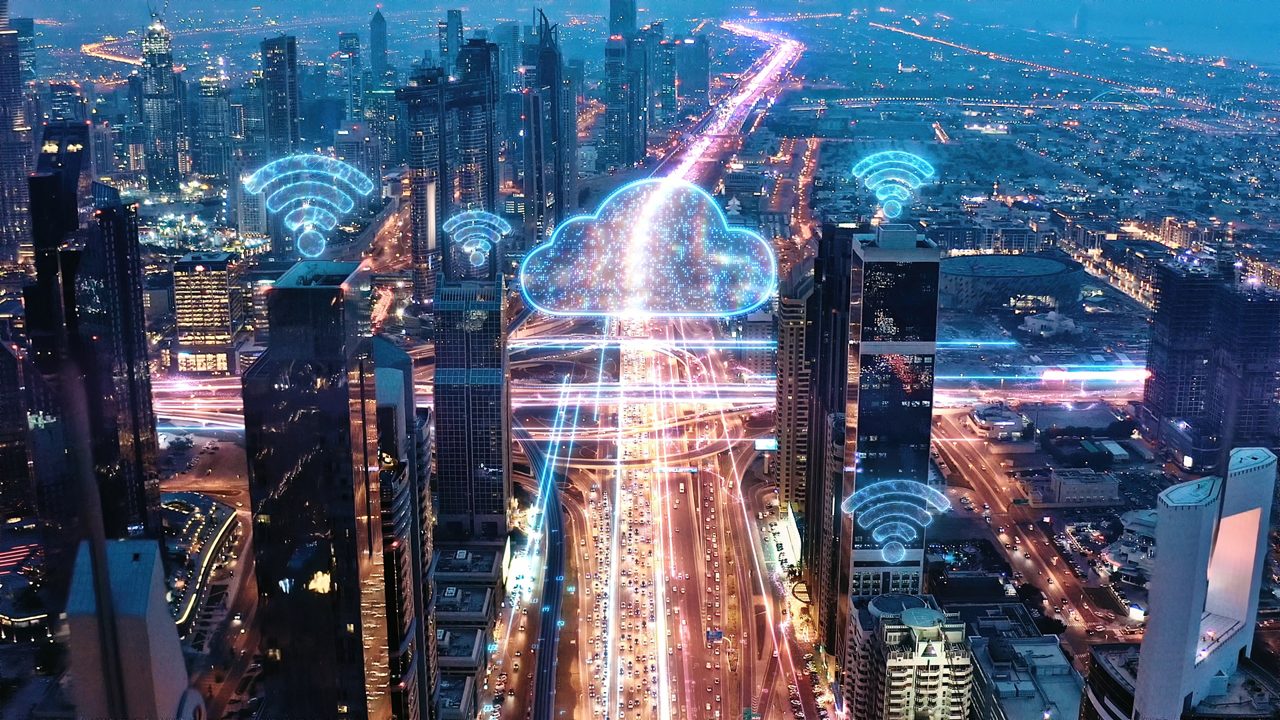 야간에 도시의 스카이라인을 배경으로 5G 네트워크 홀로그램