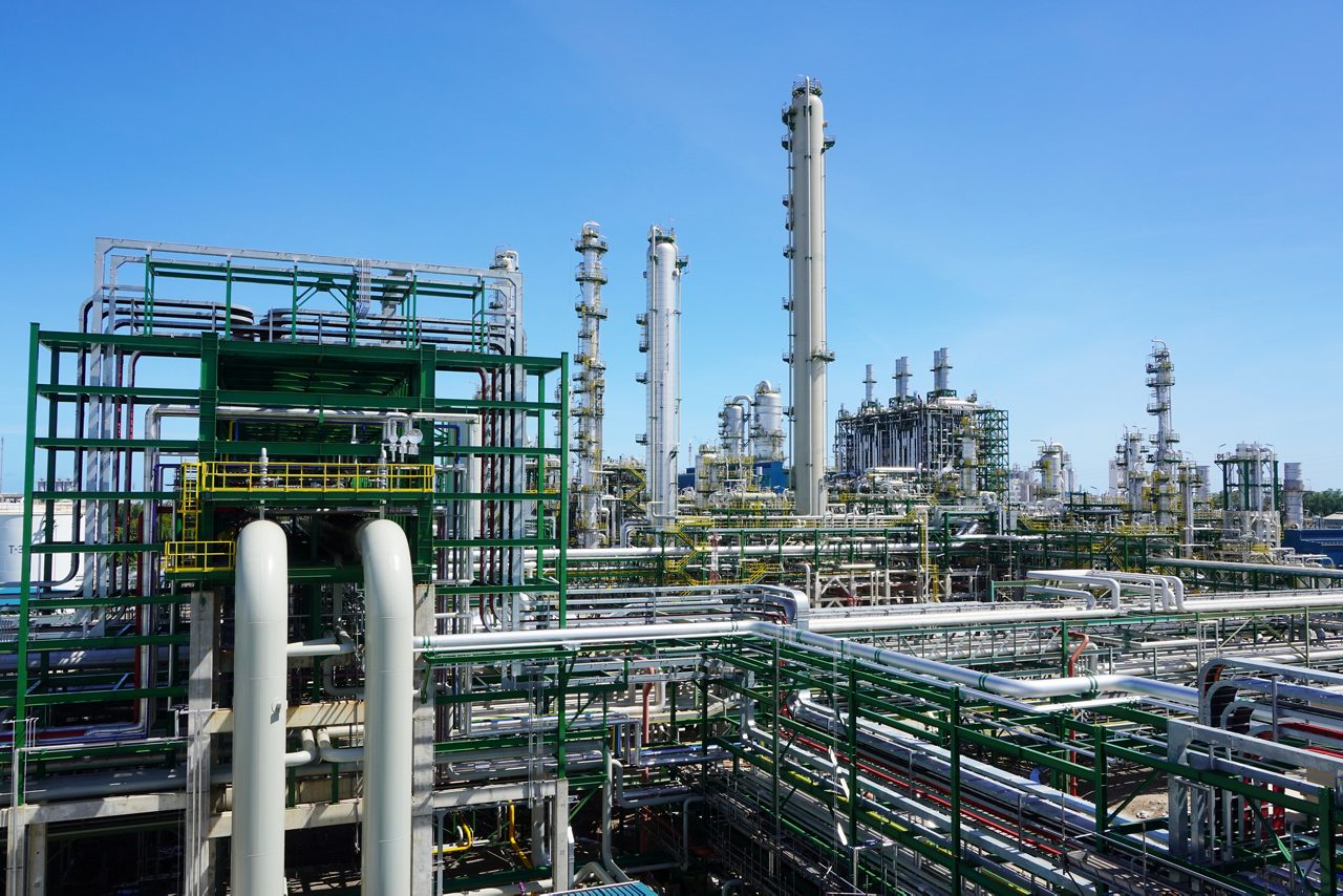 tratamiento de gas natural en una refinería