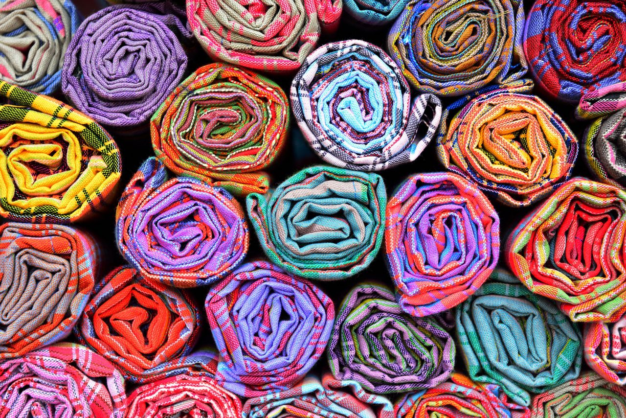Tecidos coloridos brilhantes, possibilitados por soluções de silicone para produção têxtil sustentável