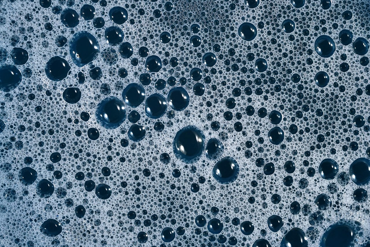 El jabón hace burbujas como textura de fondo