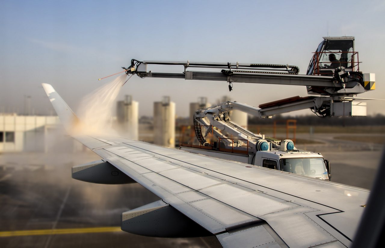 De-icing procedure of an airplane before take-off