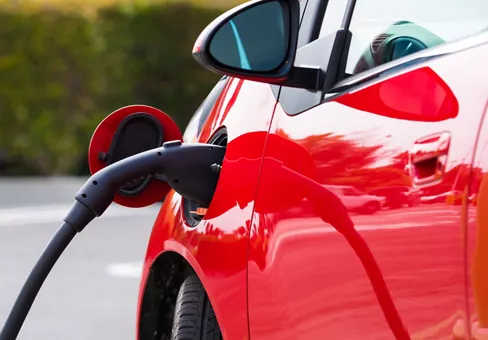 Véhicule électrique, voiture en train de se recharger à une station publique