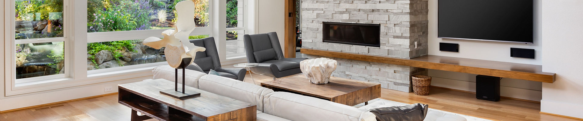 Sofá moderno na sala de estar com piso de madeira