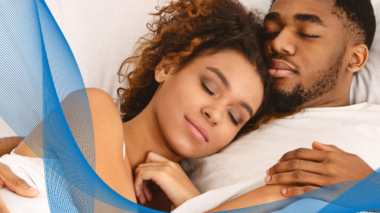 Casal dormindo na cama, elementos da marca ComfortScience COOL e logotipo