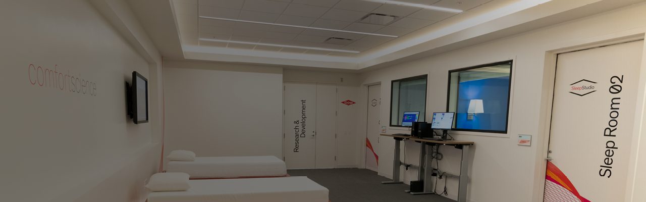 Sala ComfortScience™ Studios en Dow Horgen que muestra las capacidades de prueba de la sala de dormir, las camas y el equipo