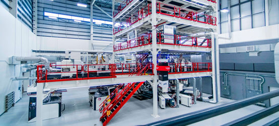 Máquina de película soplada de 9 capas de W&H en Edificio Pack Studio en Freeport, Texas.