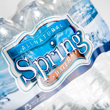 Botellas de agua con empaque retráctil de colación hechas con resinas plásticas recicladas
