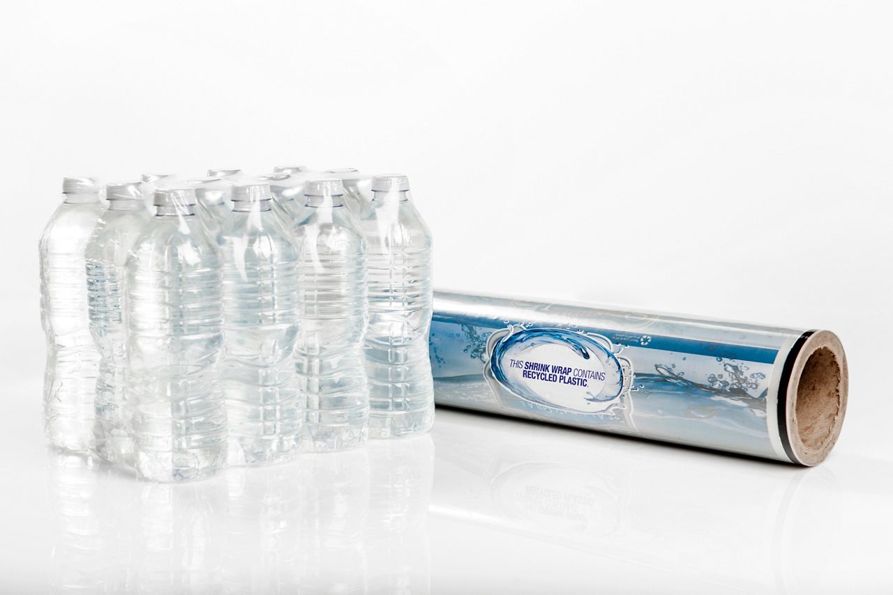 ダウの使用済み樹脂リサイクル(PCR)から作られた集積シュリンクフィルムで包装された水のボトル