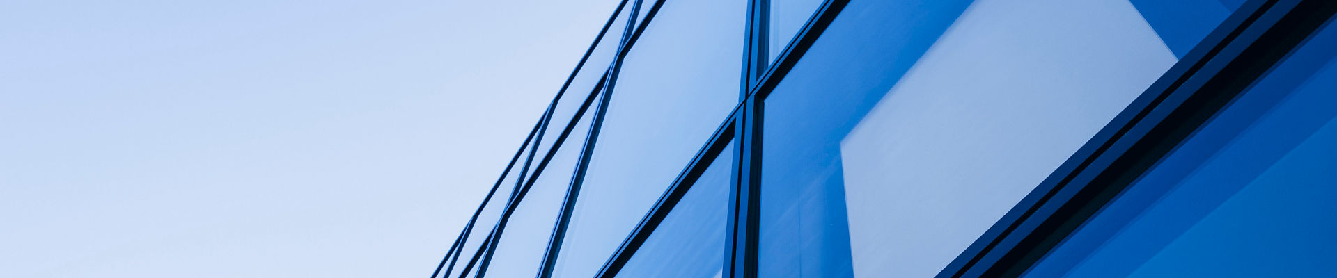 Detalle arquitectónico de la fachada de vidrio moderno en tono azul 
