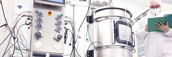 Científico que trabaja con un biorreactor